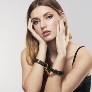 Bijoux Maze-Indiskrete Maze Handschellen Schwarz-Poliuretan Armbänder · Erotische Dessous (Bild 3)